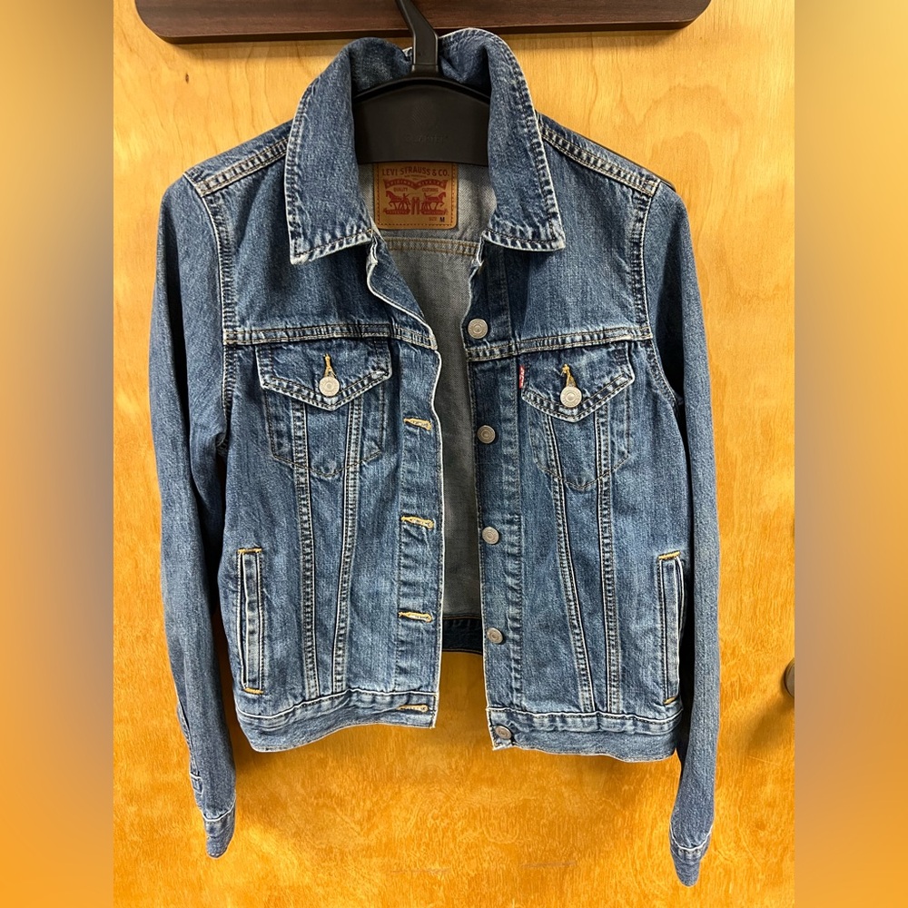 Women’s Levi’s Jean Jacket Size Medium Trucker Jacket